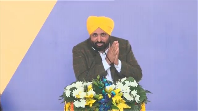 ਪੰਜਾਬ ਸਰਕਾਰ ਦੇ ਵੱਡੇ ਪਰਿਵਾਰ ਦਾ ਹਿੱਸਾ ਬਣਨ 'ਤੇ ਆਪ ਸਭ ਨੂੰ ਬਹੁਤ ਬਹੁਤ ਵਧਾਈਆਂ... ਆਉਣ ਵਾਲੇ ਦਿਨਾਂ 'ਚ ਇਸੇ ਤਰ੍ਹਾਂ ਨੌਜਵਾਨਾਂ ਨੂੰ ਹੋਰ ਸਰਕਾਰੀ ਨੌਕਰੀਆਂ ਦਿੱਤੀਆਂ ਜਾਣਗੀਆਂ... ਜਿਸ ਨਾਲ ਸਭ ਦੇ ਘਰਾਂ 'ਚ ਖੁਸ਼ੀਆਂ ਅਤੇ ਤਰੱਕੀਆਂ ਦੇ ਦੀਵੇ ਬਲਣਗੇ...