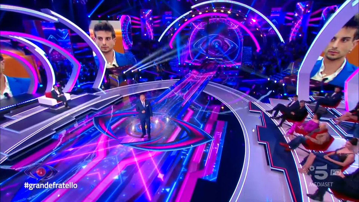 E il sostegno di Vittorio per Beatrice non poteva mancare... 😍#GrandeFratello