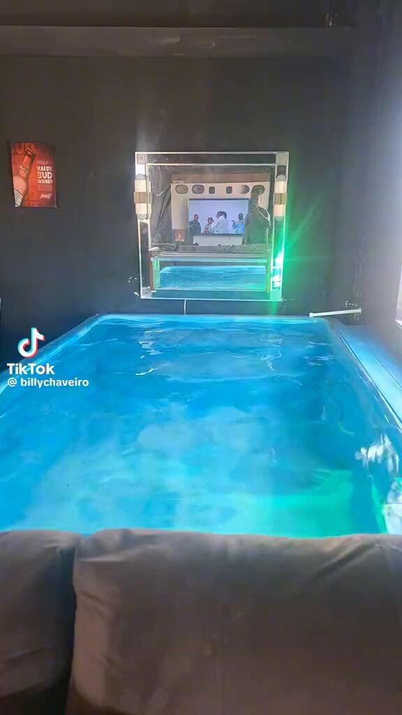 Homem faz quarto com piscina, sala de cinema e bar no primeiro andar e viraliza na web.