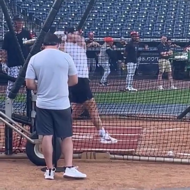 Baker Mayfield taking swings in BP with the Yankees today 👀 (via Bryan Hoch ⚾️)