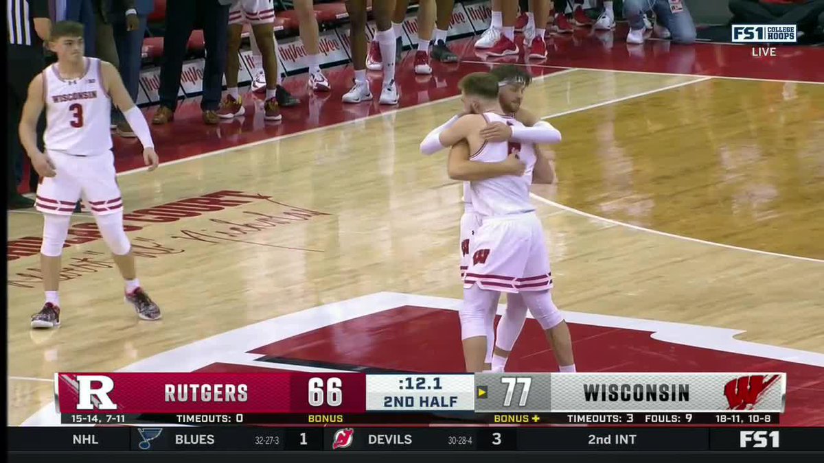 A well deserved ovation for Wisconsin Basketball senior Tyler Wahl. 👏 📺: FS1/FOX College Hoops