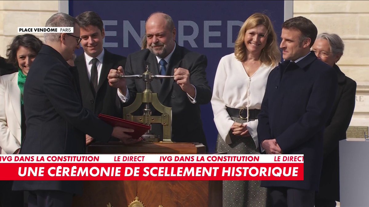 La cérémonie du scellement de l'inscription de l'IVG dans la Constitution se déroule actuellement place Vendôme à Paris