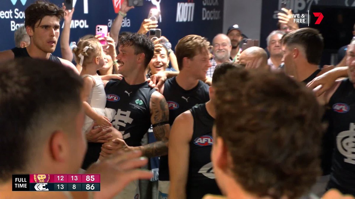 Sing the song, Blues fans! 🎶 #AFLLionsBlues