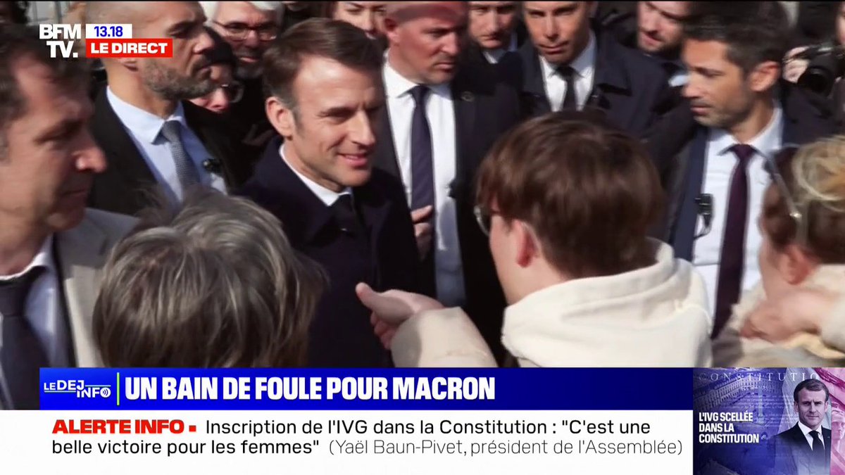 IVG dans la Constitution: Emmanuel Macron s'offre un bain de foule après la cérémonie