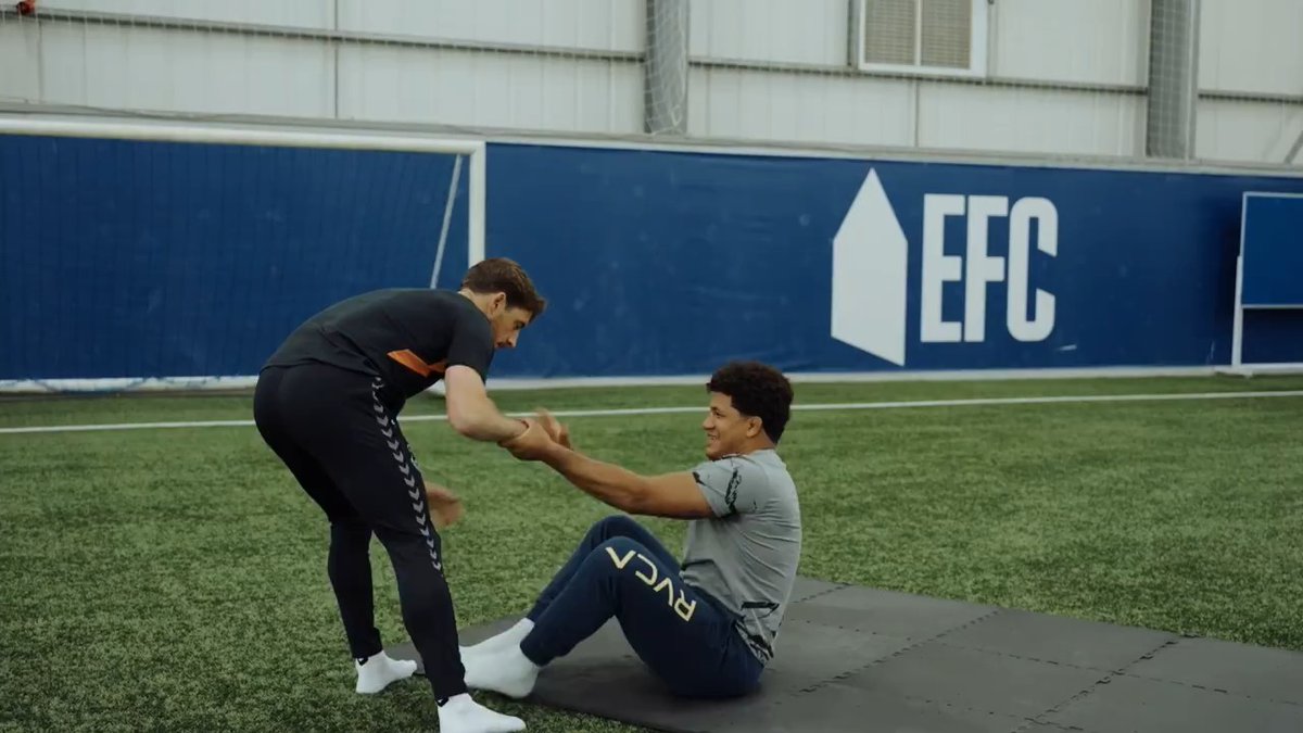 Ahead of #UFC299, here's Gilbert Burns rolling with... Leighton Baines! 🤩 Good luck this weekend, GILBERT BURNS DURINHO! 💪💙 UFC 🔵 UFCeurope