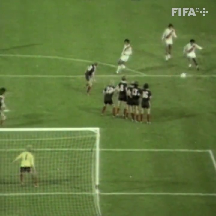 🇵🇪 Este gol de Teofilo Cubillas de tres dedos y de tiro libre a Escocia es una BELLEZA. 😍 La Bicolor | #CopaMundialFIFA
