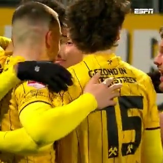Penalty zonder aanloop!? Walid Ould-Chikh verrast de keeper 😅 #rjcado
