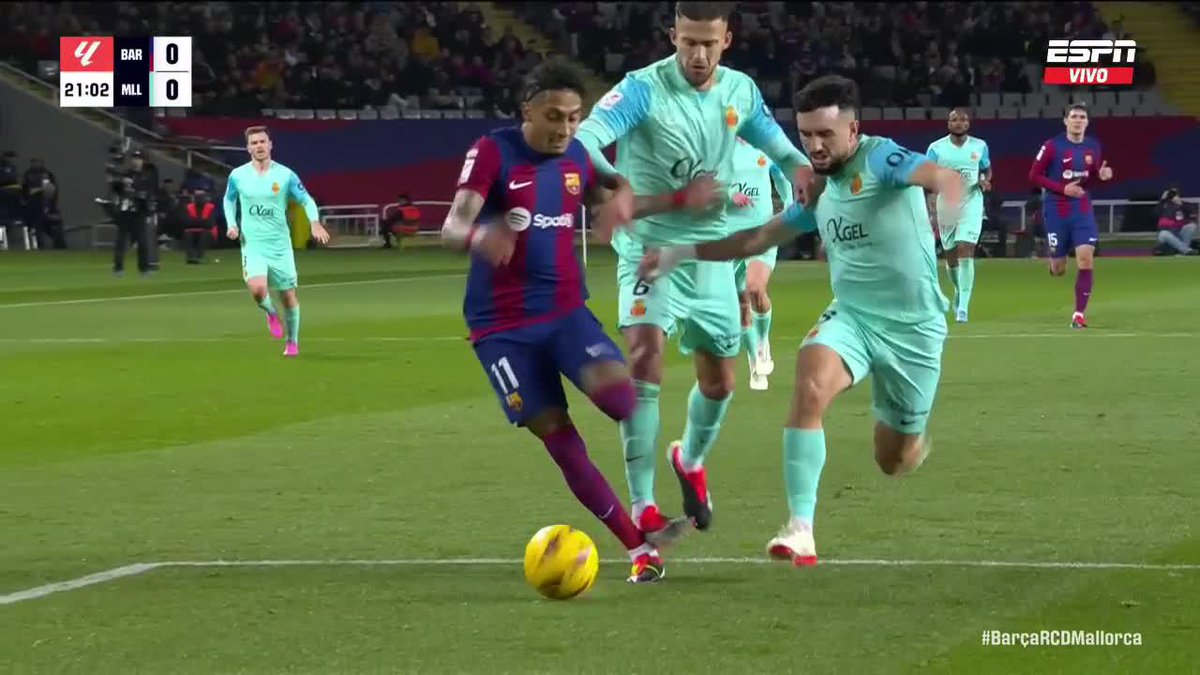 Yo no veo penal sobre Raphinha. ¿Ustedes qué piensan?