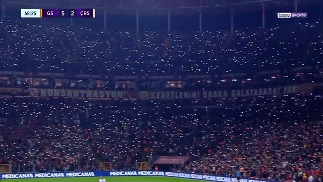 Galatasaray taraftarından, "Yerine Sevemem" performansı