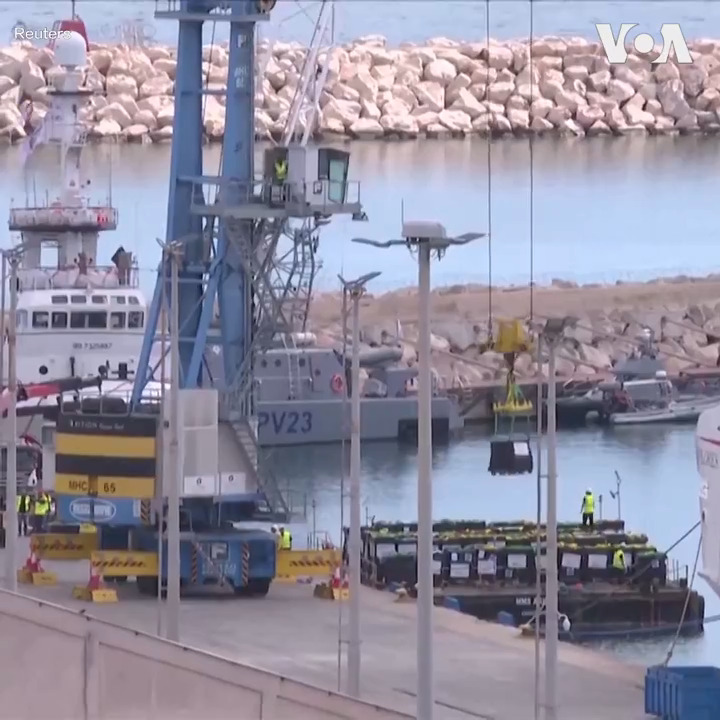 在塞浦路斯的拉纳卡Larnaca 港口,一艘西班牙非政府组织船只在装载救援物资,准备9日出发运往加沙地带。欧盟委员会主席冯德莱恩8日表示,一条海上救援通道要在塞浦路斯与加沙地带之间运行,作为西方国家缓解加沙地带人道危机的一部分努力。