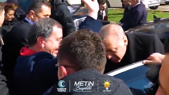 Bizimkisi bir aşk hikayesi... Recep Tayyip Erdoğan Karaköprü'müz için yeniden bir hikaye yazma zamanı... Bekir Bozdağ #Türkiyeyüzyılı #GerçekBelediyecilik #HazırızKararlıyız