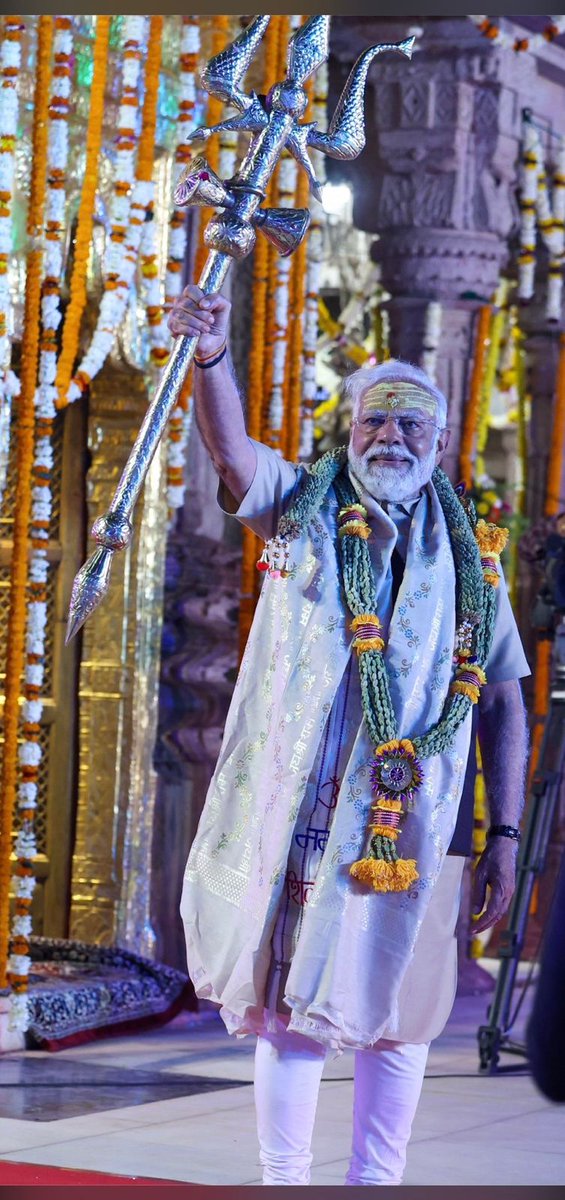 हर हर महादेव... पीएम श्री Narendra Modi ने वाराणसी स्थित श्री काशी विश्वनाथ मंदिर में पूजा-अर्चना की।