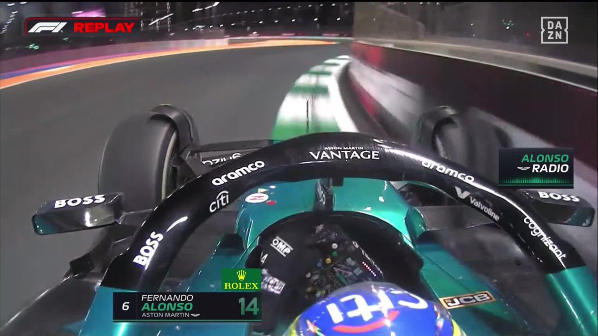 Fernando Alonso en estado puro: va el tío, toca con el muro a 300 y se va RIENDO por la radio 😅😂 "Le he dado un pequeño beso al muro, pero TODO BIEN" #SaudiDAZNF1 🇸🇦