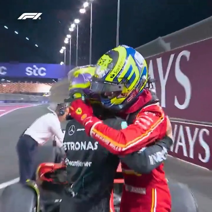 Lewis was first to congratulate Ollie after his stellar drive 🤜🤛 #F1 #SaudiArabianGP