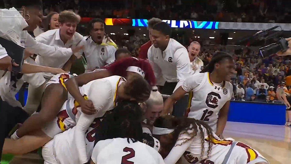"KAMILLA, SHOOT IT." Dawn Staley had all the confidence in her team 😤 South Carolina Women's Basketball