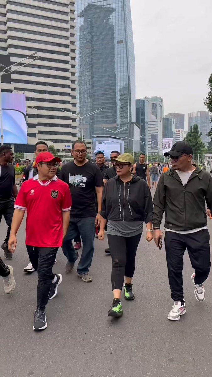 Pagi ini saya bersama beberapa pengurus DPP PKB jalan-jalan di CFD. Selain menyapa warga, saya juga senang bisa ketemu bu Menlu Retno Marsudi. Bu Menlu ini keren, gak cuma rajin diplomasi, tapi juga rajin olahraga. 🔥🌾