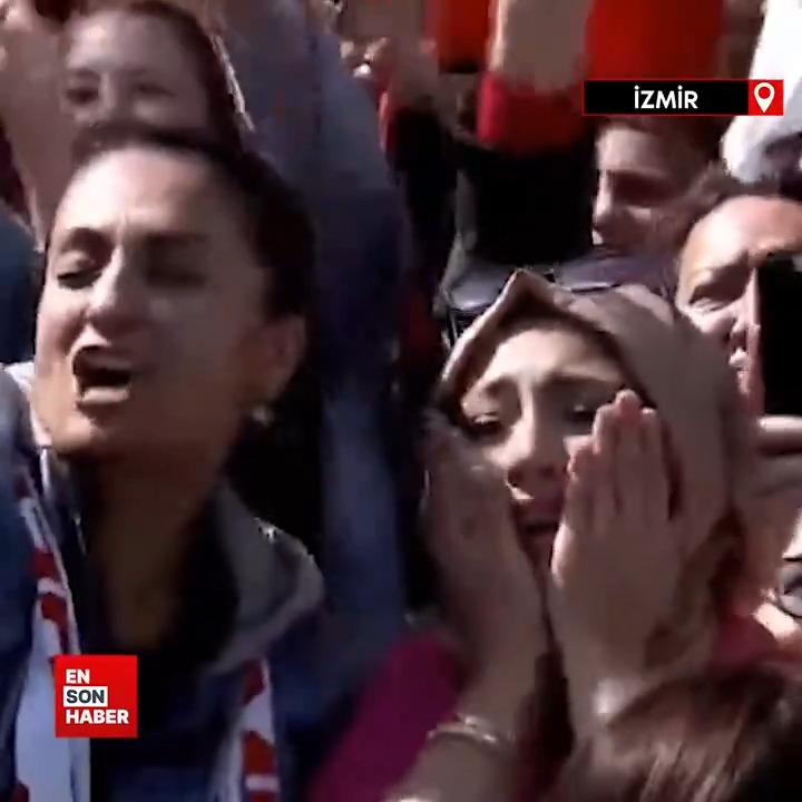 İzmir'de Cumhurbaşkanı Erdoğan'ın mitingine katılan 100 bin kişi "Duyanlara Duymayanlara" şarkısını hep bir ağızdan söyledi