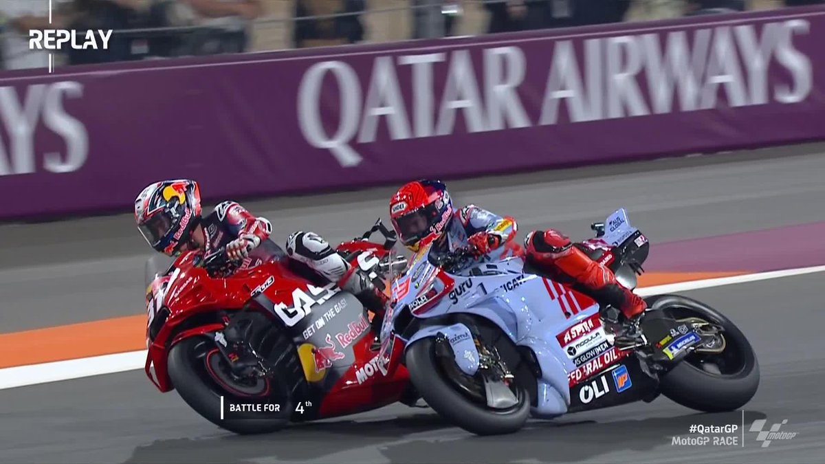 UN ADELANTAMIENTO HISTÓRICO El futuro del motociclismo enseñándole la moto al pasado para fundirse en el presente. Un presente que tenemos la suerte de disfrutar. Ojalá que nos regalen muchos de estos.