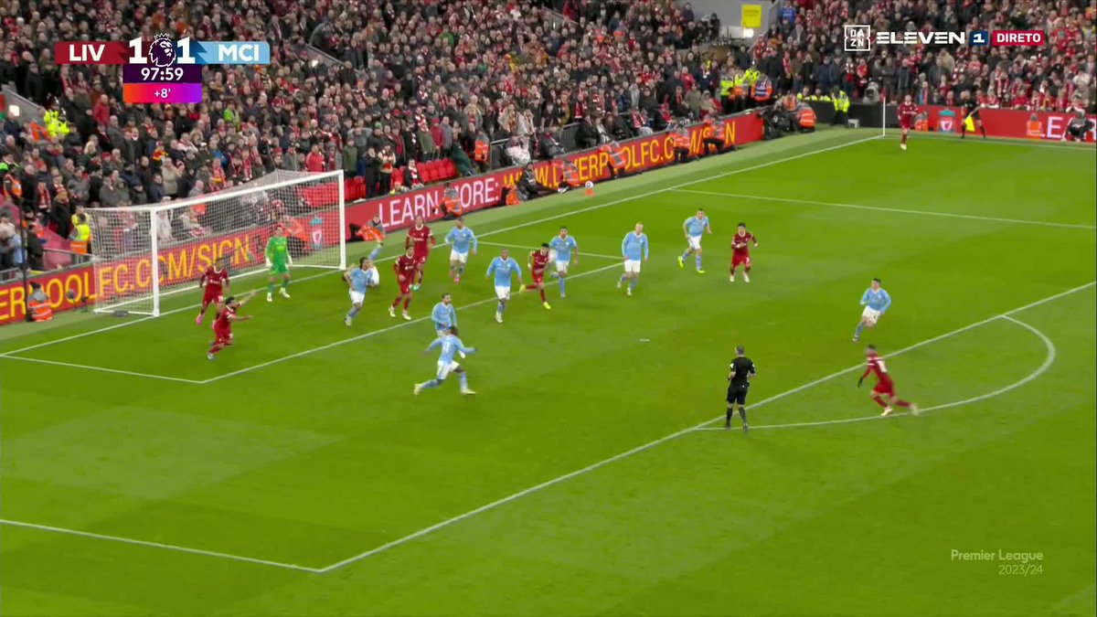 Não foi assinalado penálti para o Liverpool no último minuto dos descontos 🤨