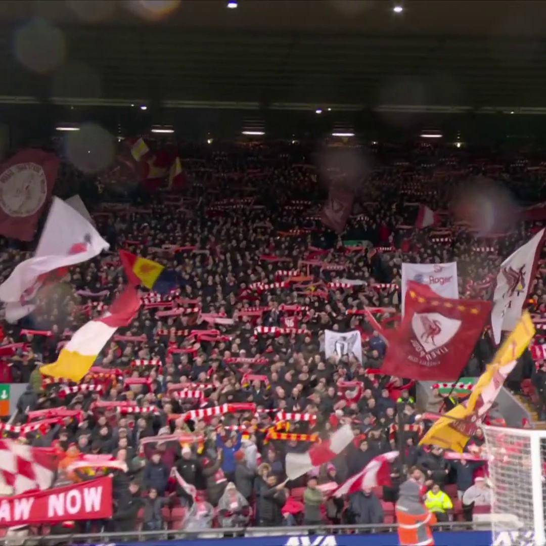 シティ戦前のYou'll Never Walk Alone サポーターが歌い終わるで、円陣を組み、終わるタイミングで円陣を終えたリバプール。