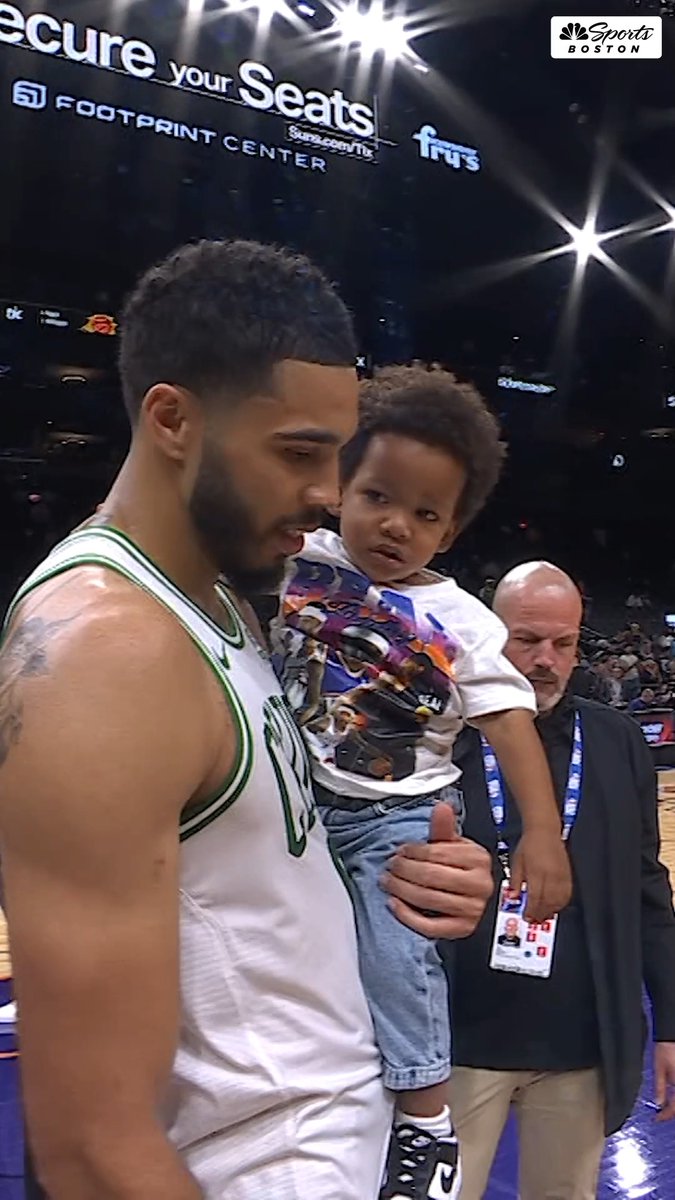 Jayson Tatum takes a picture with Bradley Beal’s kids after the Celtics-Suns game 💯