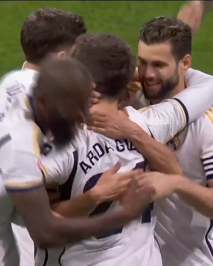 Que d’amour de la part de ses coéquipiers pour Arda Guler qui a débloqué le compteur ce soir. 🥰🇹🇷🤍 🎥 LALIGA
