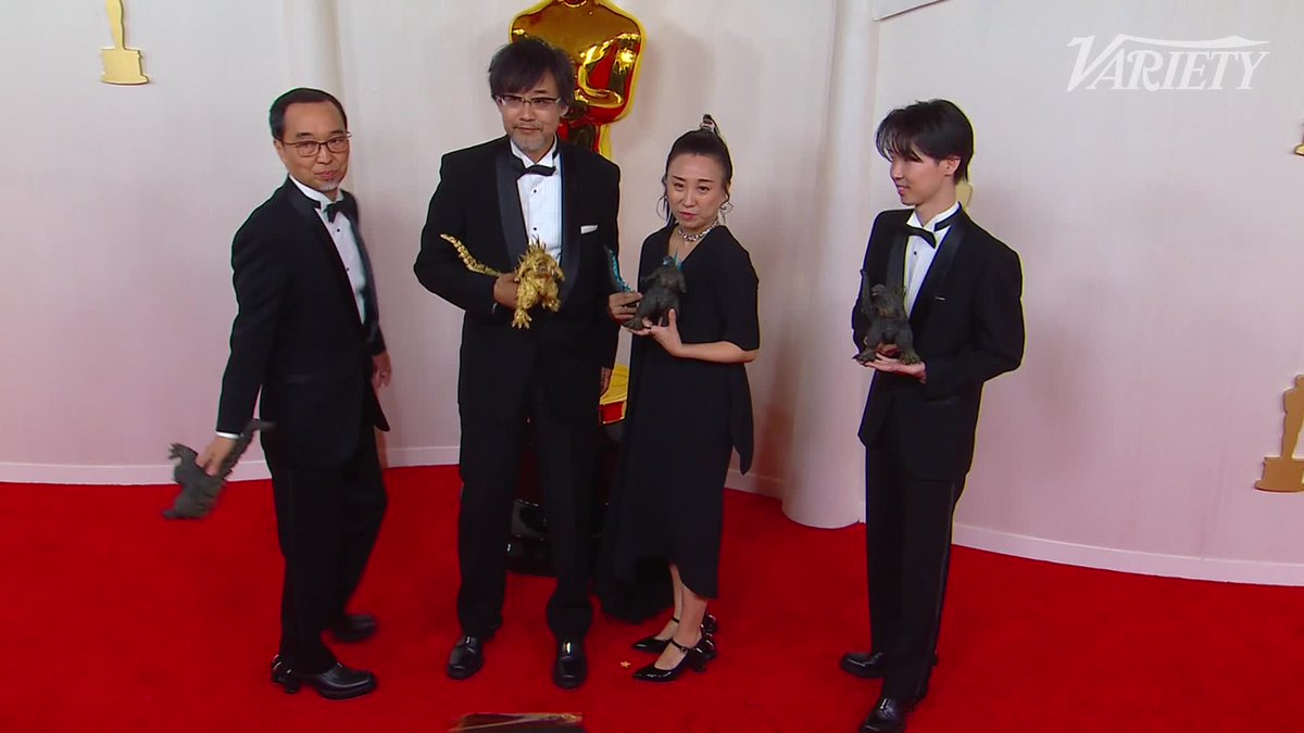 The ‘GODZILLA MINUS ONE’ team has arrived to the #Oscars with their mini Godzillas