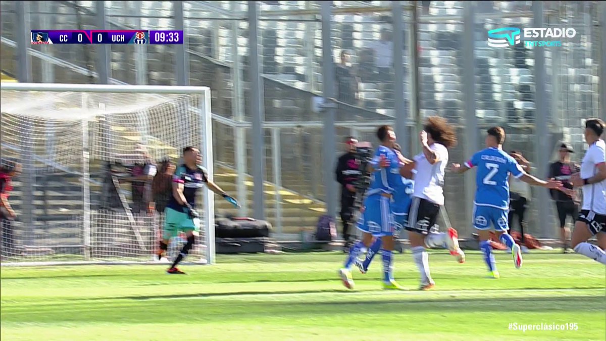 🫥⚽🇨🇱 La primera polémica del #Superclásico195 Falcón golpeó en el rostro a Hormazábal y el árbitro decidió no revisar la jugada, en el inicio del encuentro en el estadio Monumental. Disfruta de Estadio TNT Sports, estés donde estés 📲💻 📍