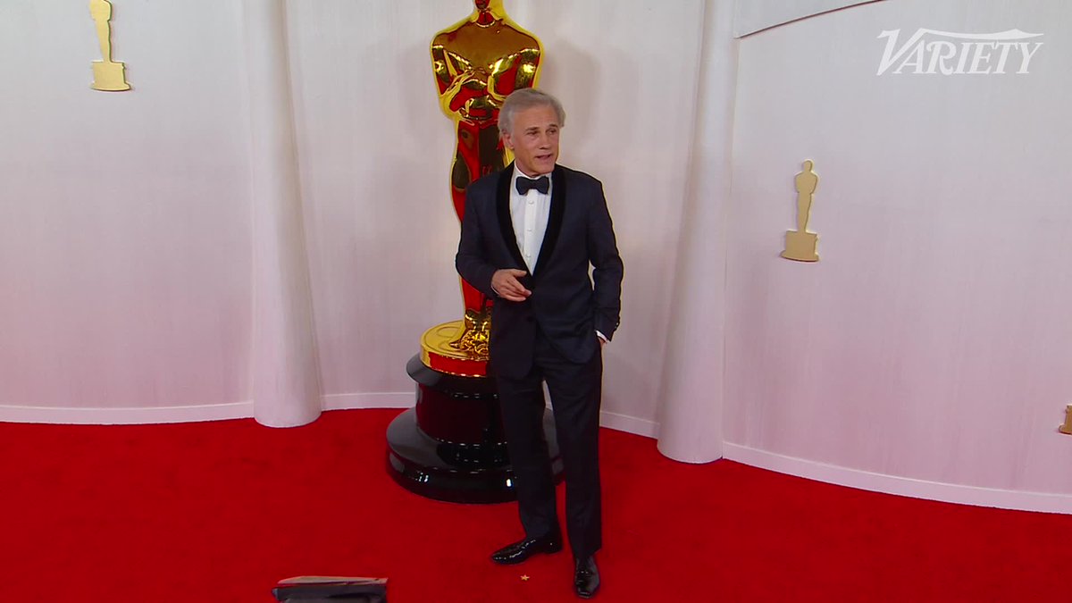 Christoph Waltz poses for photos on the #Oscars red carpet.