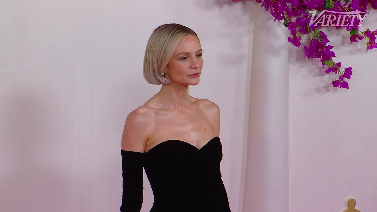 Carey Mulligan poses for photos on the #Oscars red carpet.