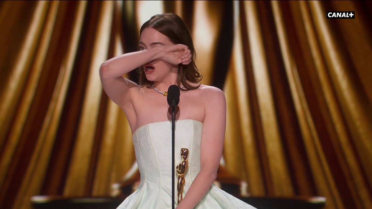 « Je suis vraiment dépassée et j’ai un peu perdu ma voix, merci de m'avoir offert ce rôle c'est un cadeau d'une vie » Emma Stone, très émue, reçoit l’#Oscars2024 de Meilleure Actrice pour son rôle dans le film Pauvres Créatures