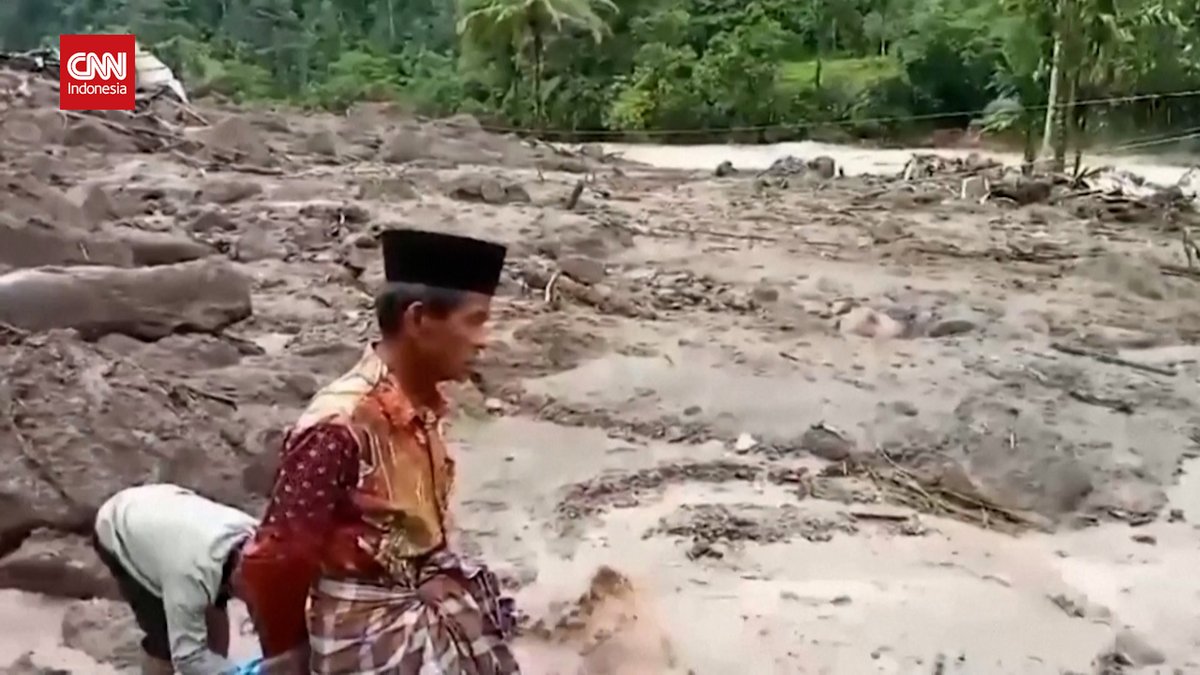 19 orang meninggal dunia akibat banjir dan longsor di Sumatera Barat sejak Kamis (7/3). Korban terbanyak berasal dari Kabupaten Pesisir Selatan. Pemkab Pessel pun menetapkan masa tanggap darurat bencana banjir bandang selama 14 hari. #CNNIndonesia