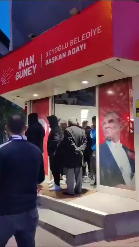 AKP'liler, Kasımpaşa'da CHP'nin seçim ofisini bastı: Erdoğan sloganı attılar!