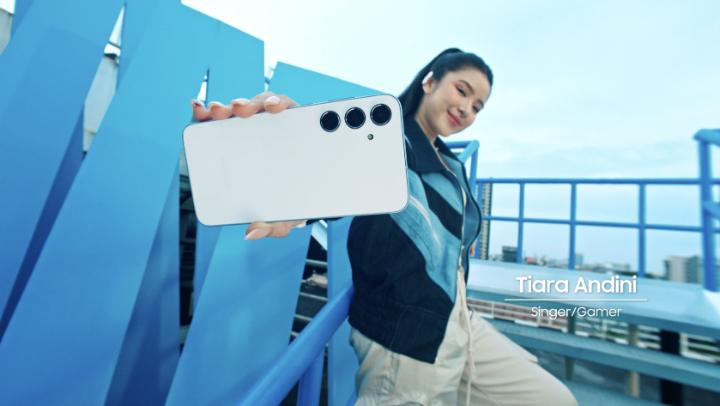 Today is the day for all #AwesomeGeneration Ini dia The NEW #GalaxyA55 5G #GalaxyA35 5G yang punya Awesome Camera, Awesome Performance, Awesome Battery dan udah secured by Knox Vault😎 Udah siap #AwesomeEveryday kayak Tiara Andini 🌙? Beli sekarang & dapatkan Awesome Deals-nya!