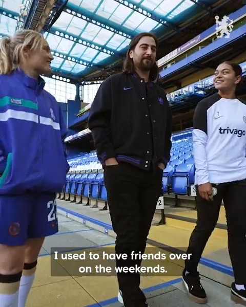 True Blue Noah Kahan checking out Stamford Bridge ahead of our clash under the lights this Friday! ๐คฉ
