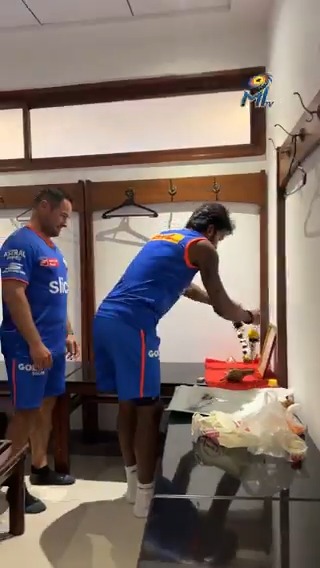 HARDIK PANDYA IS BACK WITH MUMBAI INDIANS....!!!!