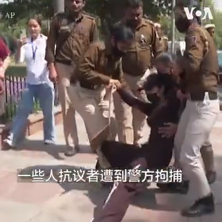 数十名藏人抗议者11日试图冲入中国驻印度大使馆,他们高呼着“西藏自由”等口号,一些抗议者被警方拘捕。 10日是西藏抗暴日 (也称西藏人民起义日)65周年,世界多地的藏人举行了抗议活动。在印度的藏人流亡政府指责中国剥夺西藏人的基本人权。