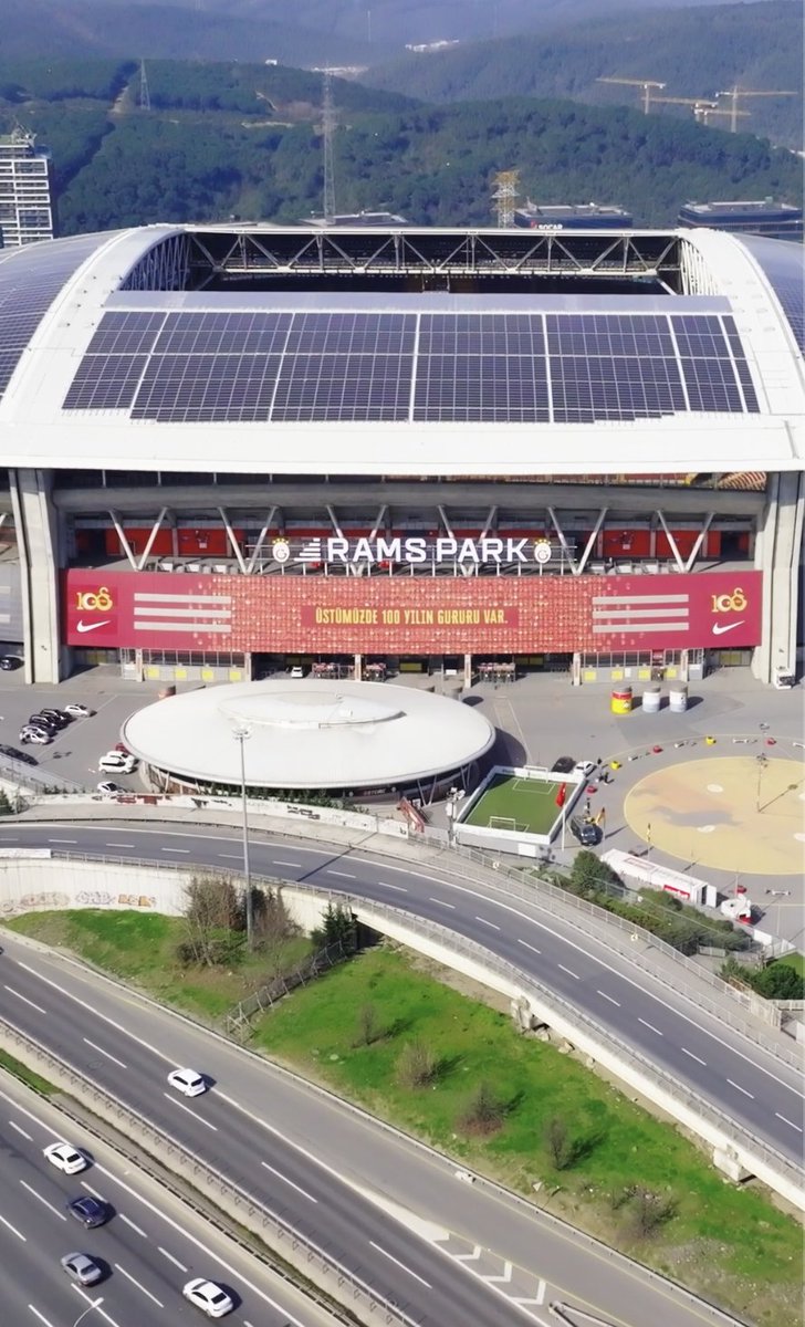 Efsanevi Galatasaray ailesinin gülen yüzleri, üstünde 100 yılın gururuyla RAMS Park’ta. Zafer yolunda hep birlikte, hep tutkuyla, hep gururla, Galatasaray’la. #Cumhuriyetin100ü Nike Football