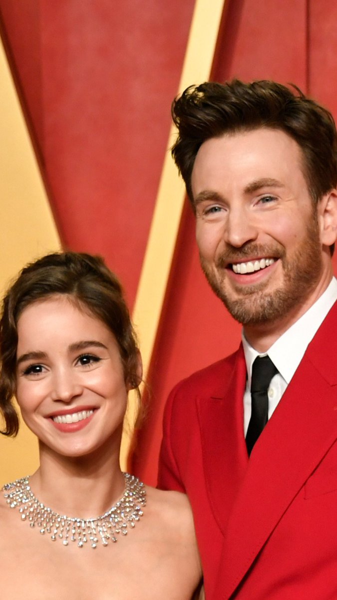 Chris Evans kissed his wife Alba Baptista while waiting in line for the Vanity Fair Oscars party.
