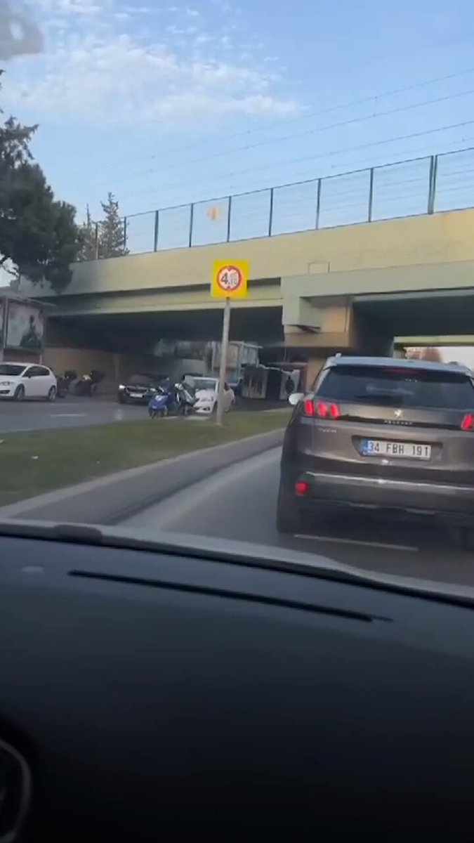 • Seyir halinde olan bir tırın dorsesi, Havuzlu Kavşağı alt geçidine çarptı • Çarpmanın etkisiyle tır, bir otomobilin üzerine devrildi İstanbul Bakırköy'de bir tırın otomobilin üzerine devrilmesi sonucu 4 kişi hayatını kaybetti