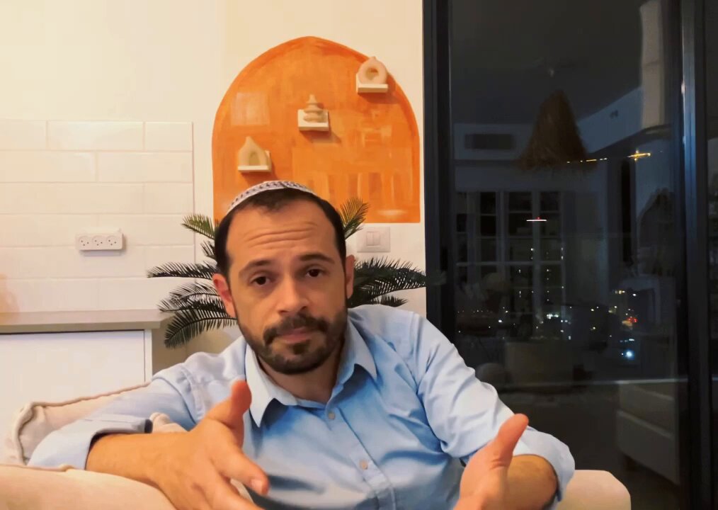 🔈 Le nom « Palestine » est utilisé pour la première fois en l’an 135 par l’empereur Romain Hadrien qui voulait annihiler la présence juive en Judée (une présence qui durait depuis plus de 1300 ans). Le «peuple palestinien » d’aujourd’hui est une invention du monde arabe qui avait pour but de déguiser le Djihâd et de se faire passer pour les opprimés aux yeux du monde après les défaites successives de leurs armées. Nous avons à faire à des apatrides qui viennent d’Egypte, de Syrie et de Jordanie appelés « palestiniens » après 1967. (Partie 4) #israel #torah #pourim #Bible #Sionisme #antisémitisme #antisionisme #amalek Soutenez nos actions contre la Censure Nazislamiste 👊🏻 : et mon nouveau blog en ligne :