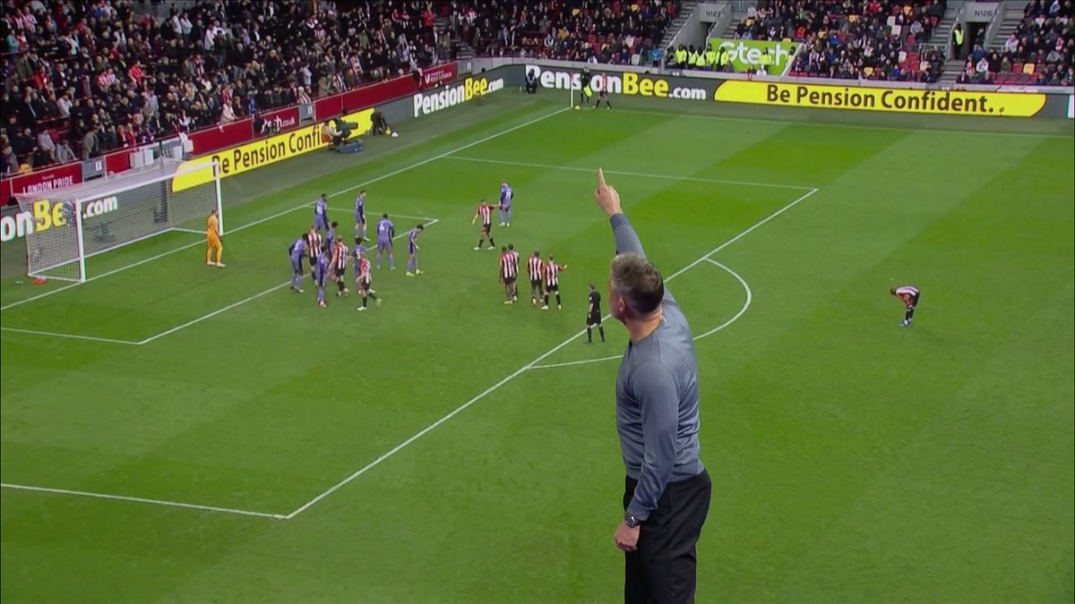 Liverpool dealing with outswinging 🆚inswinging corners! #LIVMCI #MNF
