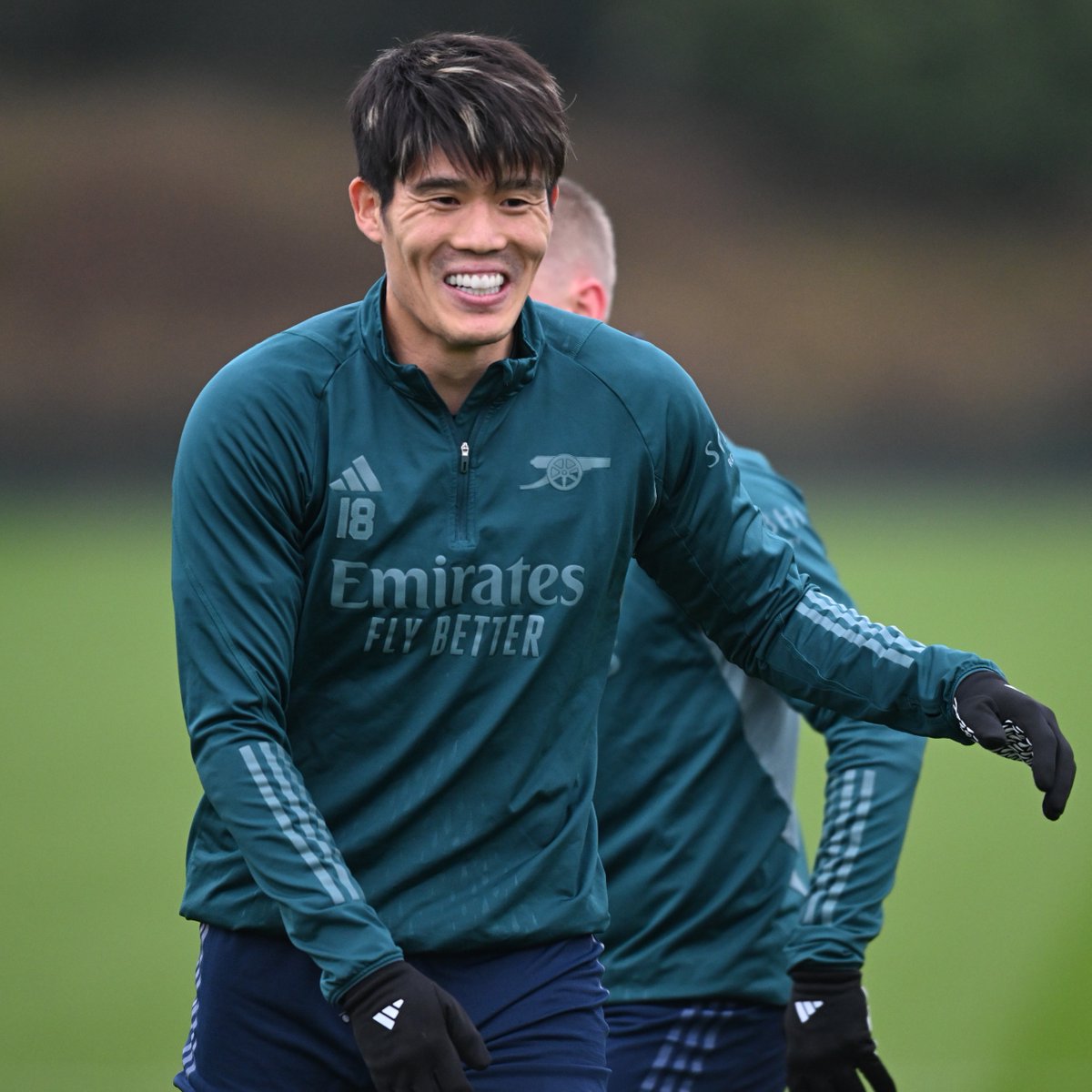 Ada bocil yang debut, dirayain; ada pemain yang baru bikin gol, didorong ke tribun buat dirayain bareng supporter; ada yang belum cetak gol, dikasih jatah penalti; ada yang baru sembuh dari cedera, disambut rame2 kek gini. Arsenal football club = Family