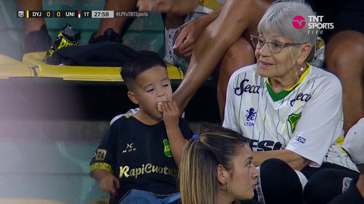 mirá ese momento que te queda de recuerdo para siempre con tu abuela hermanito yo hay dias que ni siquiera puedo acordarme de la voz de la mia