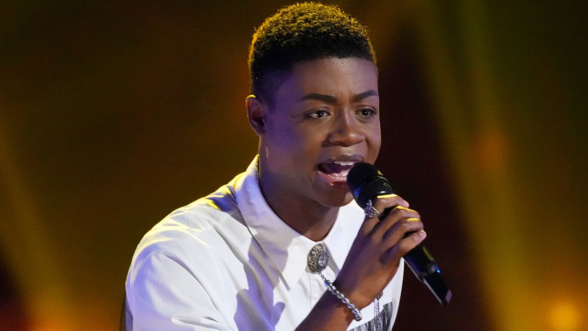 .ronnie✨’s rendition of “PILLOWTALK” by zayn has the Coaches on their feet 👏
