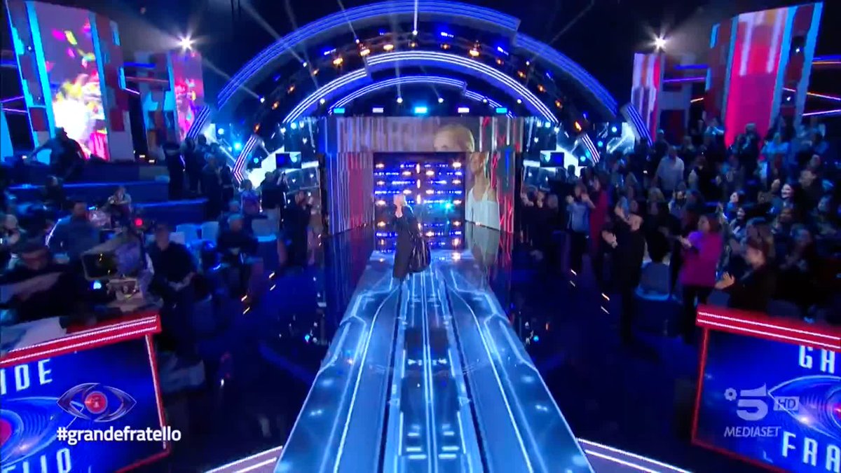 La nostra Leona Grecia (e il suo bottino) in Studio! 😍 #GrandeFratello