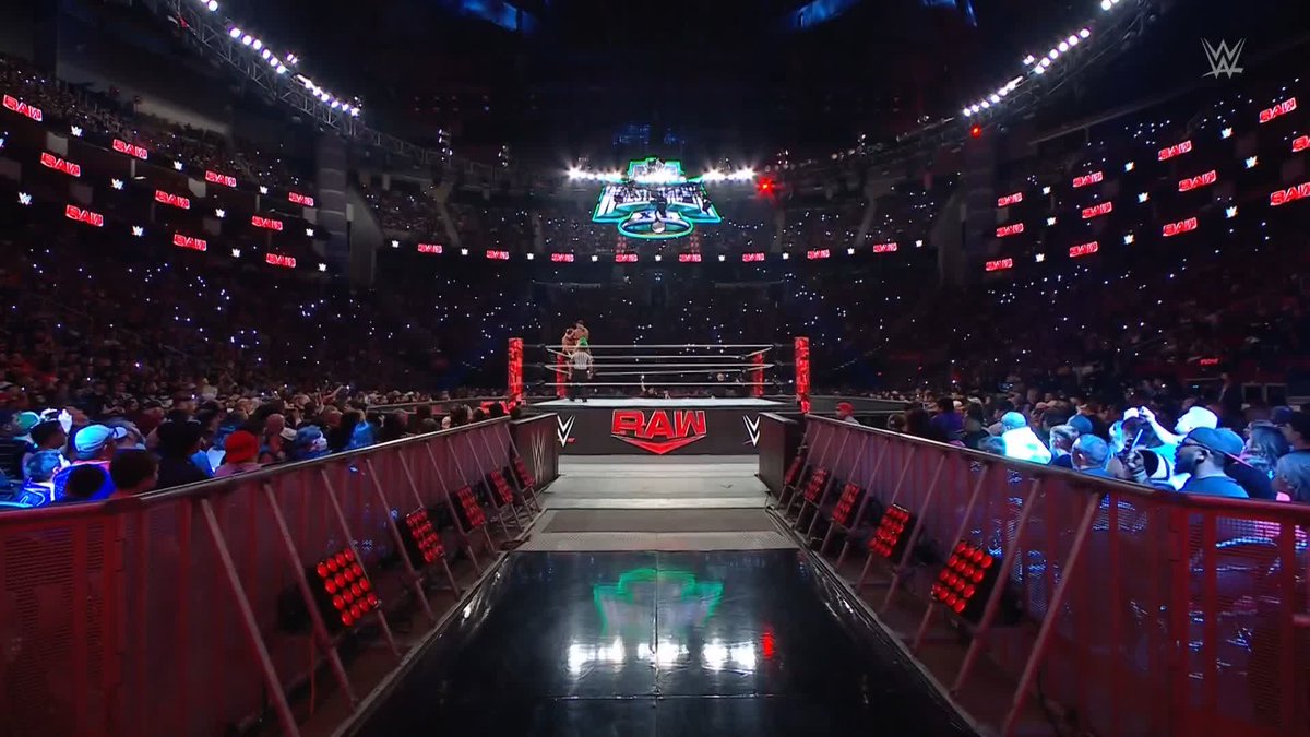 The fireflies are out tonight! 🥹 #WWERaw