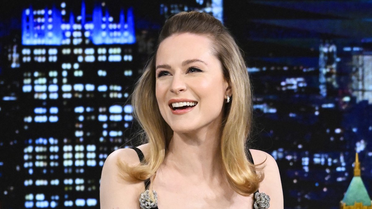 Evan Rachel Wood performs a Little Shop of Horrors version of Miley Cyrus’ “Flowers”! #FallonTonight