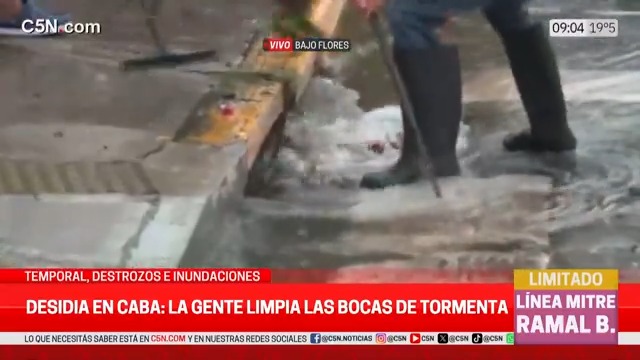 🌧️ [EN VIVO] Bajo Flores Desidia en CABA: la gente limpia las bocas de tormenta para evitar que se inunde su barrio