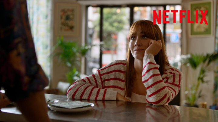 Valentina suena a piano y a un nuevo comienzo, solo que por detrás hay mucho ruido. AITANA es Valentina en #ParedConPared. La película llega el 12 de abril.